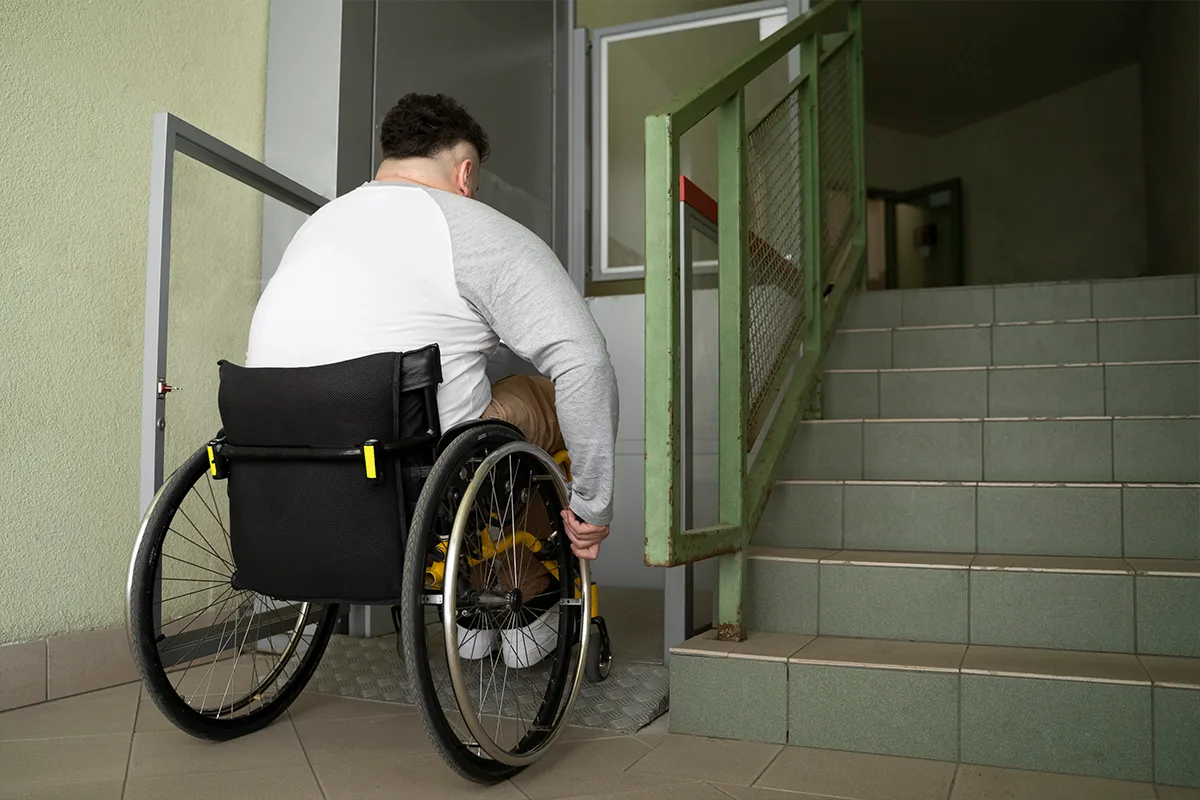Mężczyzna na wózku korzystający z windy LiftMatic