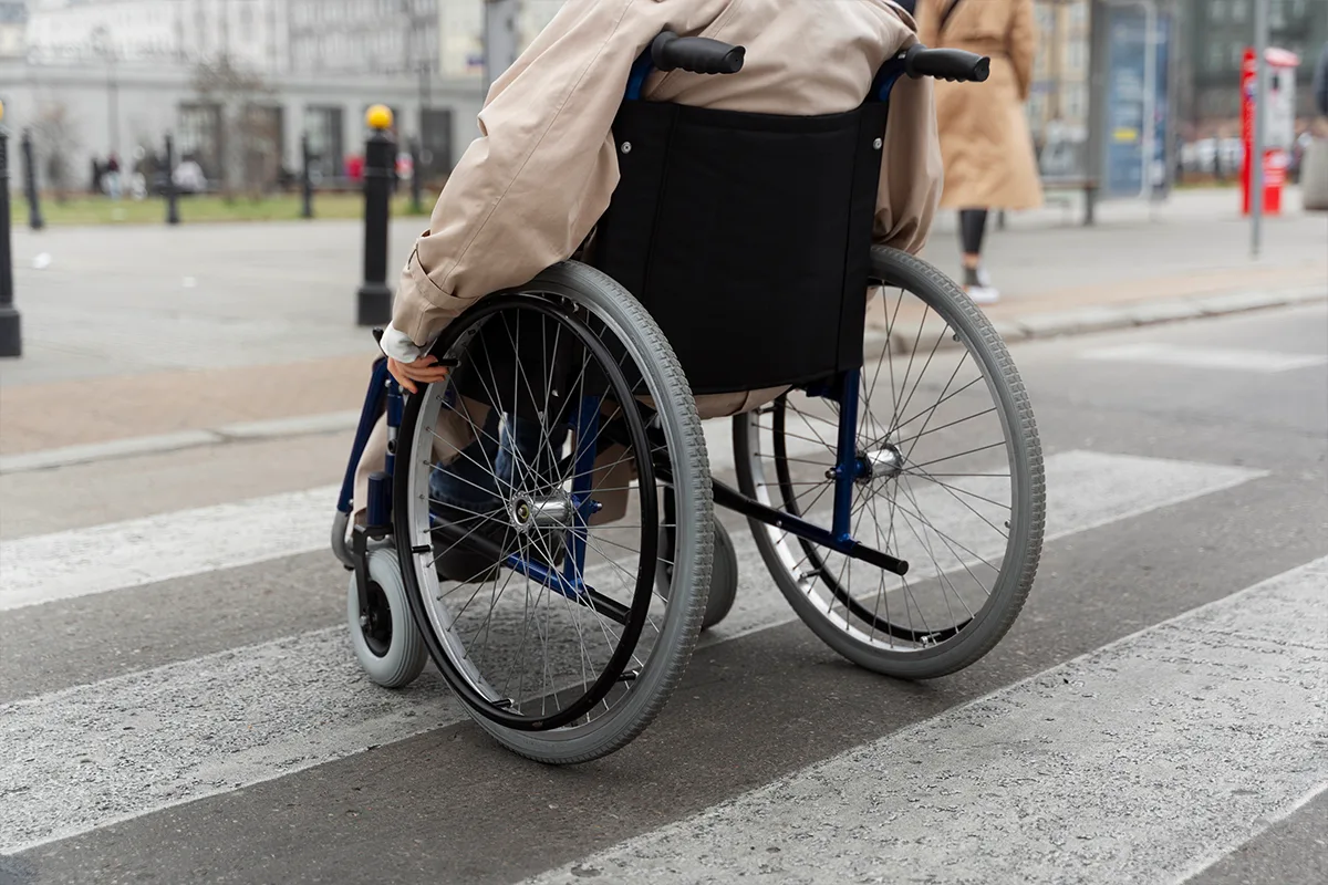 Osoba-niepełnosprawna-na-wózku Osoba niepełnosprawna na wózku